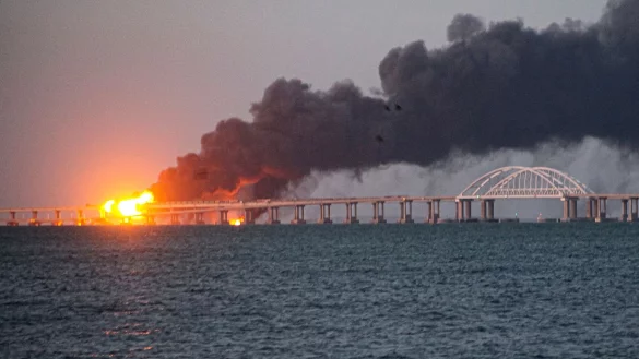 Bei der Explosion wurde die Br&uuml;cke zur Krim schwer besch&auml;digt. (Archivbild) - &copy; Uncredited/AP/dpa