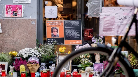 Auch Monate nach den t&ouml;dlichen Sch&uuml;ssen hinterlassen Menschen am Tatort Blumen, Kerzen und Nachrichten im Gedenken an Lorenz. - &copy; Hauke-Christian Dittrich/dpa