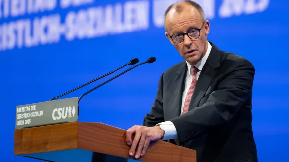 Auf Details der geplanten Verhandlungen über einen Waffenstillstand geht Bundeskanzler Friedrich Merz (CDU) in seiner Rede auf dem CSU-Parteitag nicht ein. - © Sven Hoppe/dpa