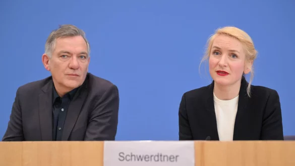 Die Linkenvorsitzenden Jan van Aken und Ines Schwerdtner gehen auf Distanz zu einem Beschluss des eigenen Jugendverbands zu Israel. (Archivbild) - &copy; Soeren Stache/dpa