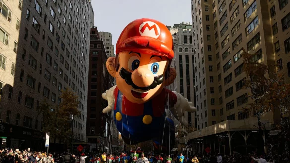 Super Mario zieht zu Thanksgiving durch New Yorks Häuserschluchten. - © Eduardo Munoz Alvarez/AP/dpa