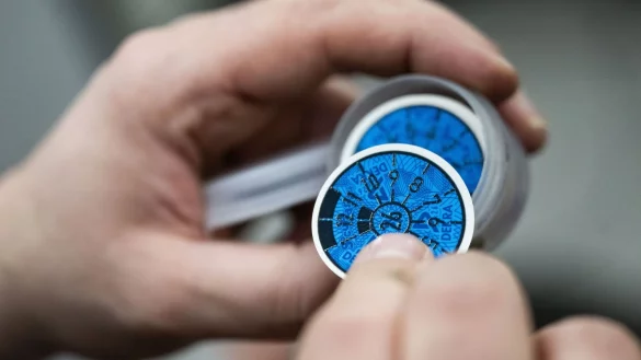 Nach der Hauptuntersuchung gibt es k&uuml;nftig nicht mehr nur die Plakette und den Pr&uuml;fbericht auf Papier. (Archivbild) - &copy; Marijan Murat/dpa/dpa-tmn