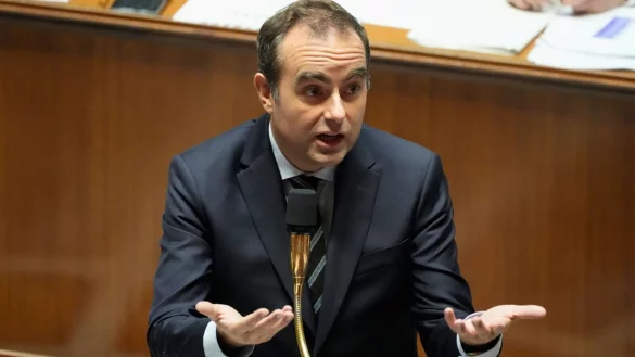 Frankreichs Regierungschef Lecornu hat einen Misstrauensantrag überstanden. (Archivbild) - © Michel Euler/AP/dpa