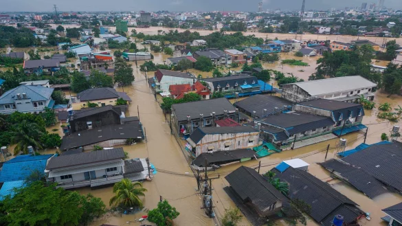 Die Zahl der Toten in Südthailand steigt. Viele sind ertrunken. - © Arnun Chonmahatrakool/AP/dpa