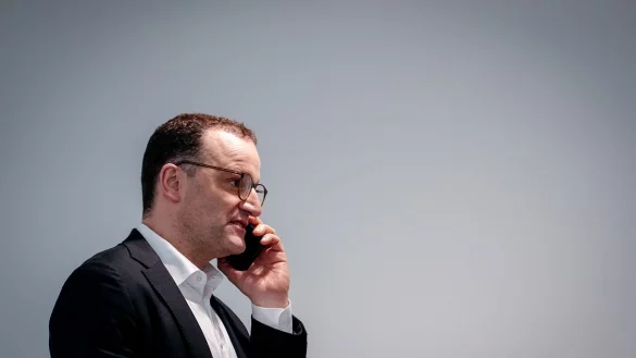 Jens Spahn ist in der Corona-Krise laut einer Untersuchung «gegen den Rat seiner Fachabteilungen» in großem Umfang in die Schutzmasken-Beschaffung eingestiegen. (Archivfoto) - © Kay Nietfeld/dpa