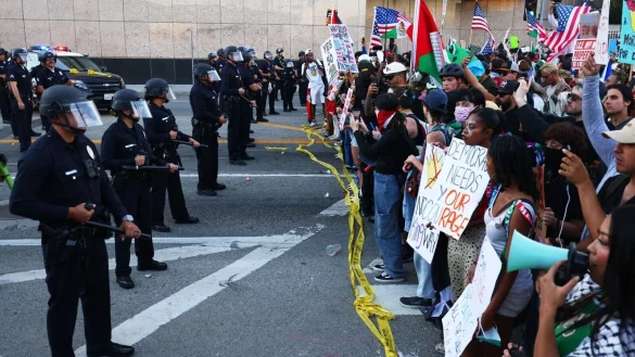 Gegner werfen Trump und seinem Umfeld vor, Dissens pauschal zu delegitimieren und schrittweise einschränken zu wollen. - © Ethan Swope/AP/dpa