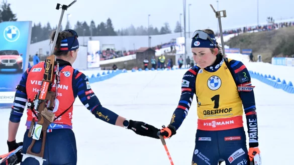 Eiszeit: Julia Simon und Justine Braisaz-Bouchet (r) beschränken ihren Kontakt auf ein Minimum. (Archivbild) - © Martin Schutt/dpa