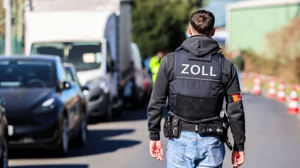 Nach der Entdeckung einer illegalen Zigarettenfabrik in Düsseldorf hat der Prozess begonnen. - © Christoph Reichwein/dpa