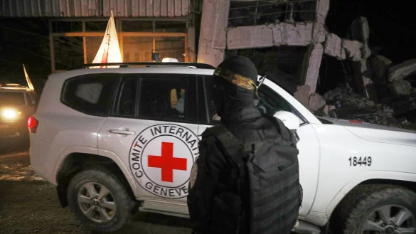 Die Hamas &uuml;bergab im Gazastreifen einen Sarg an das Rote Kreuz, in dem sich die sterblichen &Uuml;berreste einer Geisel befinden sollen. (Archivbild) - &copy; Yousef Al Zanoun/AP/dpa