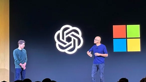 Microsoft-Chef Satya Nadella (rechts im Bild) war ein fr&uuml;her Unterst&uuml;tzer von OpenAI und des Mitgr&uuml;nders Sam Altman. (Archivbild) - &copy; Barbara Ortutey/AP/dpa