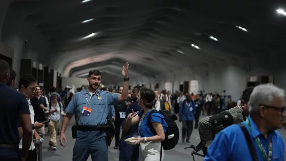 Menschen verlassen das Gel&auml;nde der Weltklimakonferenz COP 30 wegen eines Feuers. - &copy; Fernando Llano/AP/dpa