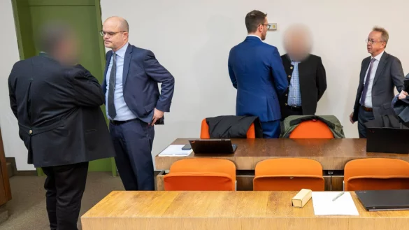 Die beiden Angeklagten zeigten vor Gericht Schuldgefühle. - © Peter Kneffel/dpa