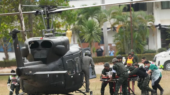 In der Nacht auf Sonntag meldeten beide Seiten Angriffe entlang der Front. - © Sakchai Lalit/AP/dpa