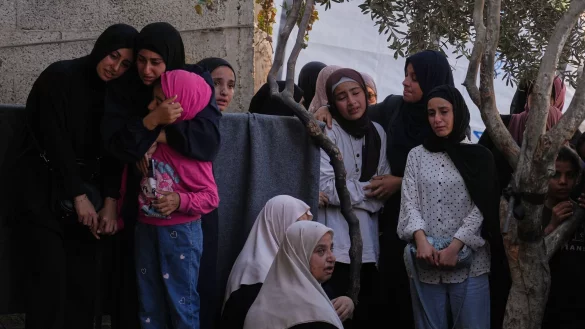 Am Sonntag wurden bei israelischen Luftangriffen Krankenhausangaben zufolge 44 Palästinenser getötet. - © Abdel Kareem Hana/AP/dpa