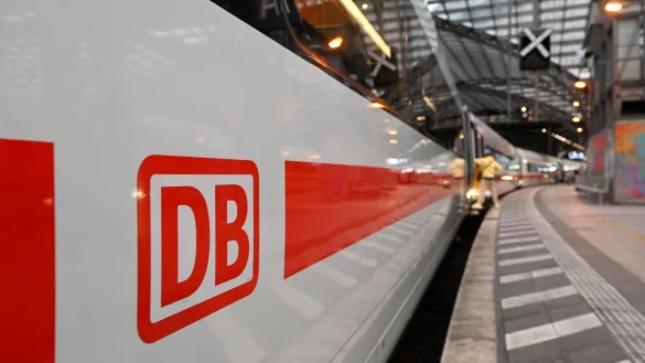 Ein Fernverkehrszug der Deutschen Bahn steht am Gleis. (Symbolbild) - &copy; Roberto Pfeil/dpa