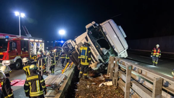 Der Lastwagen landete auf der Mittelplanke. - &copy; --/Feuerwehr Porta Westfalica/dpa