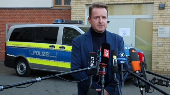 Oberstaatsanwalt Harald Nowack gibt in Rostrock bekannt, worauf viele wochenlang gewartet haben: Im Fakk des achtj&auml;hrigen Fabian ist ein Haftbefehl ergangen. - &copy; Bernd W&uuml;stneck/dpa