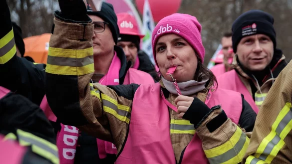 Proteste zum Verhandlungsauftakt. - &copy; Carsten Koall/dpa