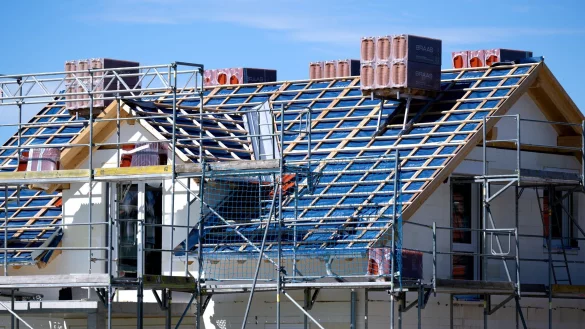 Im Wohnungsbau dürfte es bald wieder bergauf gehen (Archivbild). - © Sven Hoppe/dpa