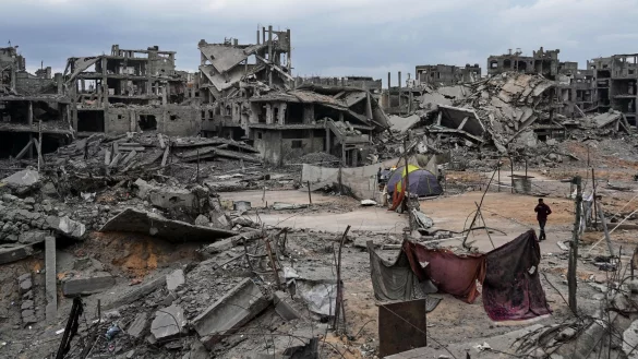 Viele Leichen von Geiseln könnten mutmaßlich unter den Ruinen ausgebombter Gebäude oder in Tunnelschächten verschüttet sein. (Archivbild) - © Abdel Kareem Hana/AP/dpa