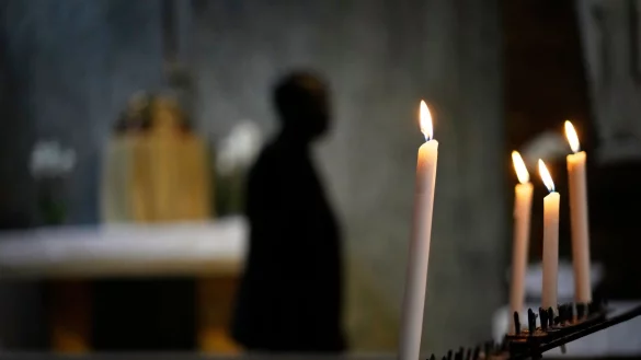 Viele ber&uuml;hmte Menschen haben sich 2025 von der Welt verabschiedet. (Symbolbild) - &copy; Themba Hadebe/AP/dpa