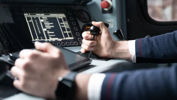 Insbesondere im operativen Bereich sucht die Bahn weiterhin Personal - und stellt nun trotz Krise Tausende Auszubildende ein. (Archivbild) - &copy; Sebastian Kahnert/dpa