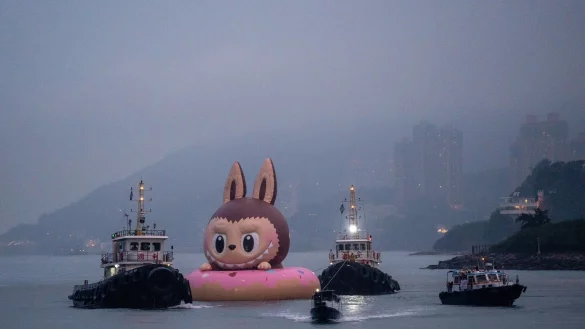 So sieht ein Labubu aus: Hier als gro&szlig;e aufblasbare Figur in Hongkong. (Archivbild) - &copy; Vernon Yuen/Nexpher via ZUMA Press Wire/dpa