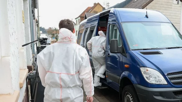Die Spurensicherung der Polizei ist im Einsatz. - © Brandon Lee Posse/dpa