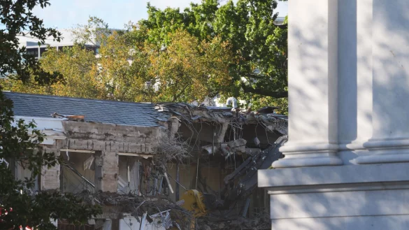 Um für den von US-Präsident Donald Trump gewünschten Ballsaal Platz zu machen, wird ein Teil des Ostflügels des Weißen Hauses abgerissen. - © Evan Vucci/AP/dpa