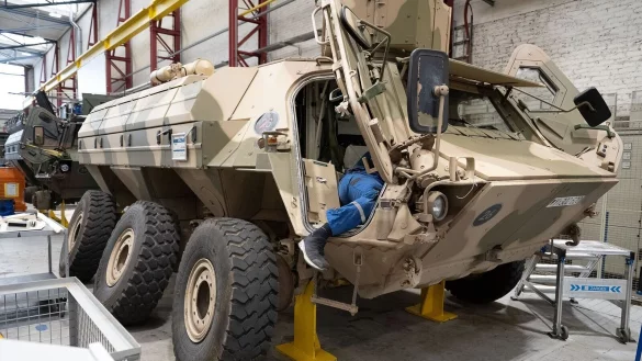 Ein Panzer vom Typ &laquo;Fuchs&raquo; in der Fertigung des R&uuml;stungskonzerns Rheinmetall. (Archivbild) - &copy; Swen Pf&ouml;rtner/dpa