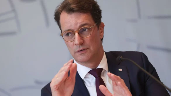 Der Ministerpräsident von NRW, Hendrik Wüst (CDU), verlangt, dass der Bund auch die durch Bundesgesetze entstandenen Mehrkosten übernimmt. (Archivbild) - © Oliver Berg/dpa