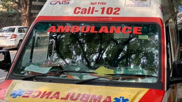 Ein indischer Krankenwagen steht am Stra&szlig;enrand. (Symbolbild) - &copy; Dirk Godder/dpa