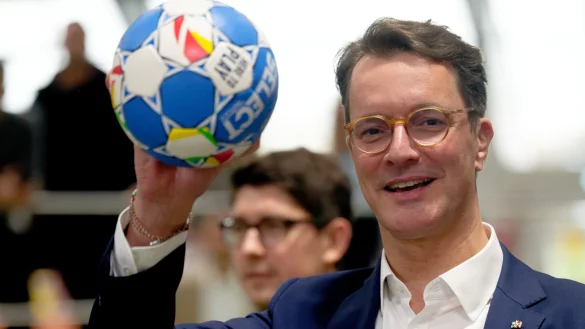 Ministerpräsident Hendrik Wüst (CDU) bei der Vorstellung des aktualisierten Olympia-Konzepts (Archivbild) - © Henning Kaiser/dpa