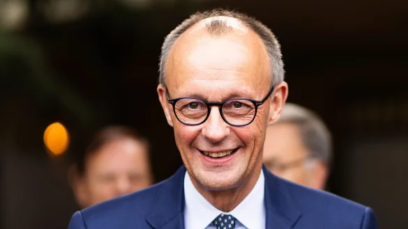 Bundeskanzler Merz sagt den Schutz j&uuml;dischen Lebens in Deutschland gegen den wachsenden Antisemitismus zu. - &copy; Philipp von Ditfurth/dpa