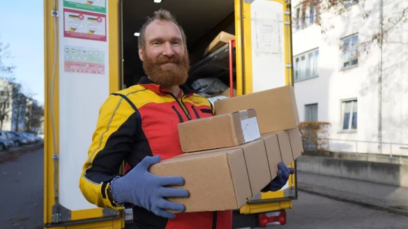 Paketbote Steve Josch w&uuml;nscht sich mehr Wertsch&auml;tzung und Entgegenkommen von den Kunden. - &copy; Manuel Genolet/dpa