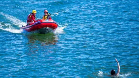 Die DLRG-Lebensretter gehen im laufenden Jahr von weniger Badetoten aus als noch 2024. (Archivbild) - &copy; Jens B&uuml;ttner/dpa-Zentralbild/ZB