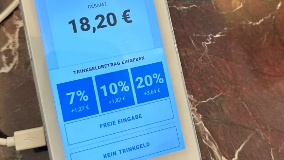 Vorgegebene Trinkgeld-Optionen bei der Kartenzahlung kommen bei vielen Menschen einer Umfrage zufolge nicht gut an. (Archivbild) - &copy; Gregor Tholl/dpa/dpa-tmn
