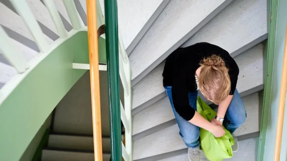 Chronische Müdigkeit und Überforderung sind häufige Folgen von Präsentismus - und das ist weder für Arbeitnehmer noch für Arbeitnehmer gut. - © Peter Steffen/dpa/dpa-tmn