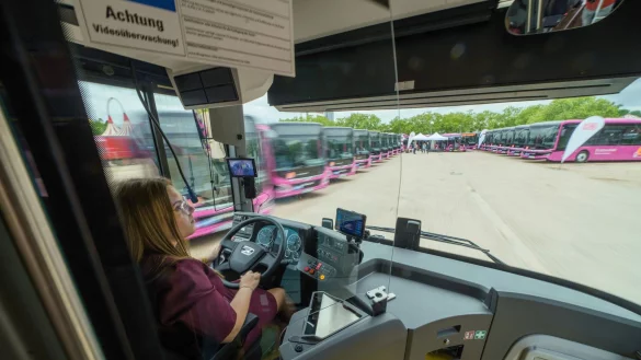 Die Bahn betreibt auch viele Busse - nicht nur f&uuml;r Ersatzverkehr. - &copy; Andreas Arnold/dpa