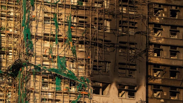 Nach dem Brand in einer Wohnanlage in Hongkong gelten weiterhin rund 200 Personen als vermisst. - © Vernon Yuen/Nexpher via ZUMA Press Wire/dpa