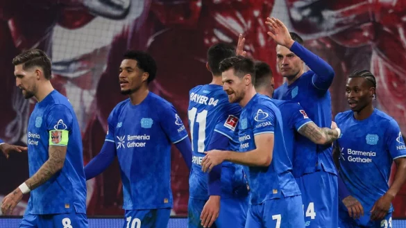 Leverkusens Spieler um Torsch&uuml;tze Patrik Schick (2.v.r., Bayer Leverkusen) jubeln nach dem F&uuml;hrungstreffer. - &copy; Jan Woitas/dpa