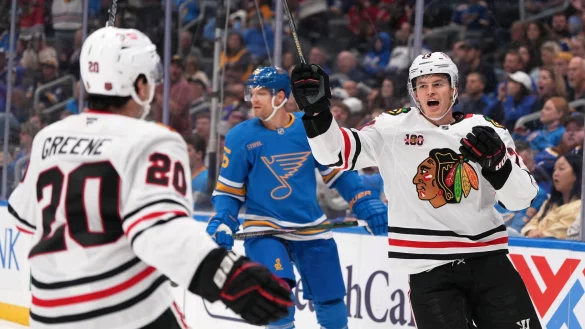 Lukas Reichel (r) erzielte erstmals zwei Tore in einem NHL-Spiel. - © Jeff Roberson/AP/dpa