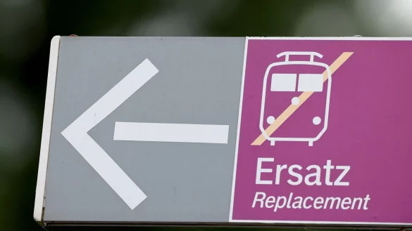 Vier Wochen fahren auf wichtigen Strecken am Bahnknoten Duisburg nur Ersatzbusse statt Züge. (Archivbild) - © Oliver Berg/dpa