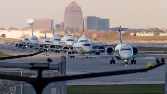 Airlines streichen Hunderte Fl&uuml;ge in den USA - &copy; Nam Y. Huh/AP/dpa