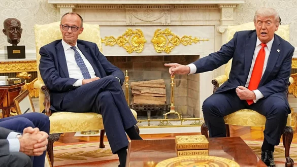 Sieht in europäischen Spitzenpolitikern wie Friedrich Merz offensichtlich eine indirekte Gefahr für amerikanische Interessen: US-Präsident Donald Trump. (Archivbild) - © Michael Kappeler/dpa Pool/dpa