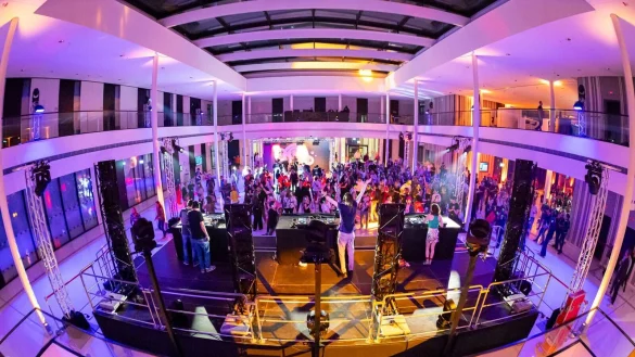 Hunderte Partyg&auml;ste haben in Niedersachsens Landtag gefeiert. - &copy; Michael Matthey/dpa