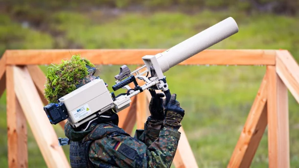 Die Bundeswehr hat die technischen M&ouml;glichkeiten zur Drohnenabwehr. Im Inland darf sie allerdings in Friedenszeiten nicht so ohne weiteres t&auml;tig werden. (Archivfoto) - &copy; Moritz Frankenberg/dpa