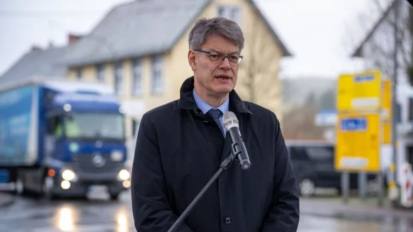 Die Gemeinden in der Eifel sind stark von Durchgangsverkehr belastet - © Harald Tittel/dpa