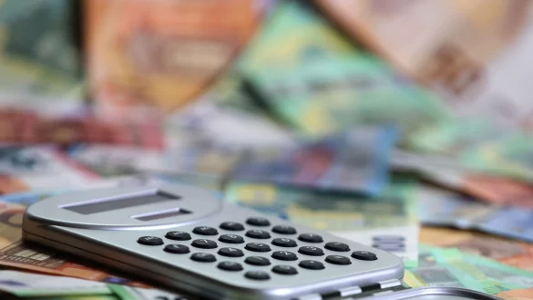 Ein Taschenrechner liegt auf verschiedenen Euro-Banknoten. (Symbolbild) - &copy; Karl-Josef Hildenbrand/dpa