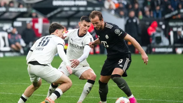 F&uuml;r Kane (r) gab es diesmal kein Durchkommen. - &copy; Marius Becker/dpa